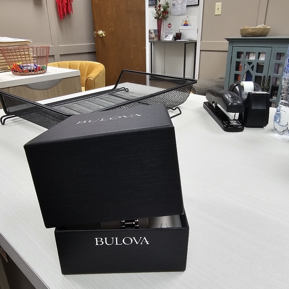 Bulova ladies watch.  Mother of pearl face. Pictures don't do it justice. - Picture 5 of 7